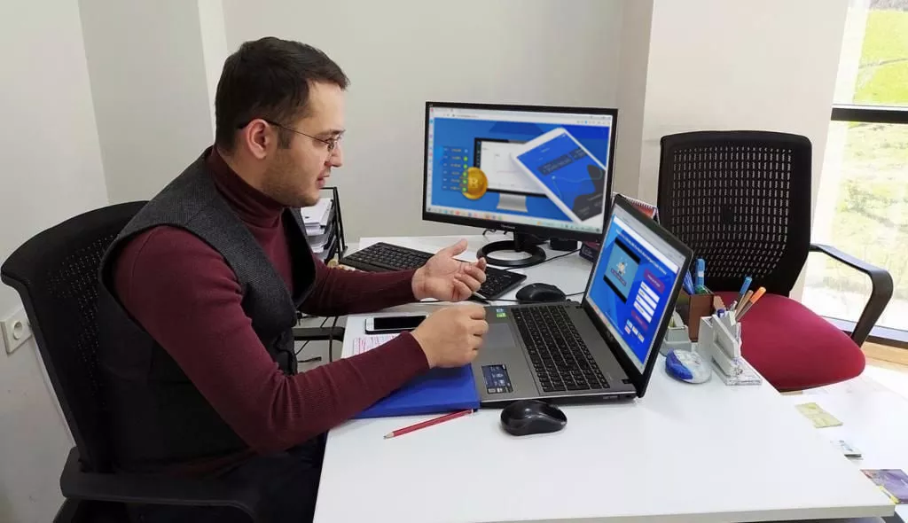 La abogada Elena Ponomareva tras ser rociada por la sustancia verde.